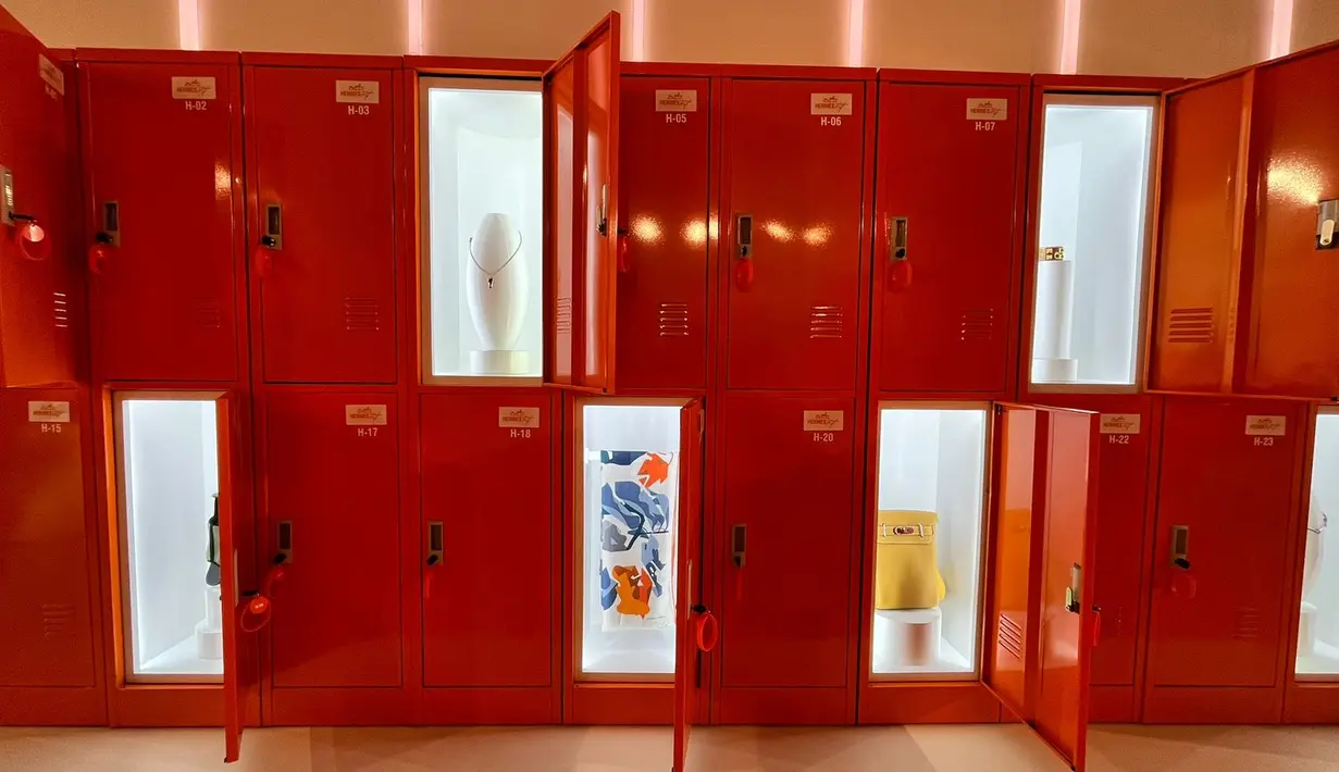 <p>Jangan lewatkan display locker seperti yang ada pada gym dan fasilitas olahraga pada umumnya. Tentunya diisi dengan beragam produk aksesori dari hermes dari tas, scarf, sepatu, bracelets, perhiasan, topi dan produk lainnya. [Foto: Fimela.com]</p>