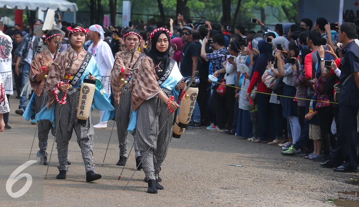 Pengunjung melihat penampilan seni budaya khas Jepang saat Jak-Japan Matsuri di Jakarta, Sabtu (3/9). Jak-Japan Matsuri menampilkan seni musik tradisional koto, tari kenbutsu performance, serta pameran wisata khas Jepang. (Liputan6.com/Angga Yuniar)