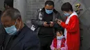 Seorang anak mengenakan masker untuk mencegah penyebaran virus corona berada di Kota Terlarang di Beijing (25/10/2020). Dengan wabah COVID-19 yang sebagian besar terkendali di dalam perbatasan China, rutinitas kehidupan sehari-hari yang normal telah mulai kembali untuk warganya. (AP Photo/Andy Wong)