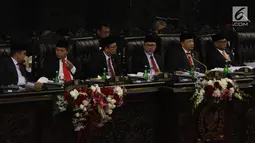 Pimpinan MPR mendengarkan Presiden Joko Widodo menyampaikan Pidato Kenegaraan pada Sidang Tahunan MPR 2019 di Kompleks Parlemen, Senayan, Jakarta, Jumat (16/8/2019). Jokowi akan menyampaikan pidato dalam tiga sesi dengan tema yang berbeda selama acara berlangsung. (Liputan6.com/Johan Tallo)
