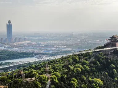 Foto pada 4 Mei 2019 memperlihatkan pemandangan di atas udara atau Skywalk dari jembatan berlantai kaca di Huaxi Adventure Park, Provinsi Jiangsu timur China. Jembatan kaca setinggi 518 meter ini menjadi tujuan wisata favorit di China. (Photo by STR / AFP)
