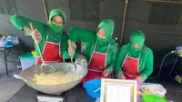 Lomba masak nasi goreng Persit Kartika Chandra Kirara Yonif Raider 600 Modang.