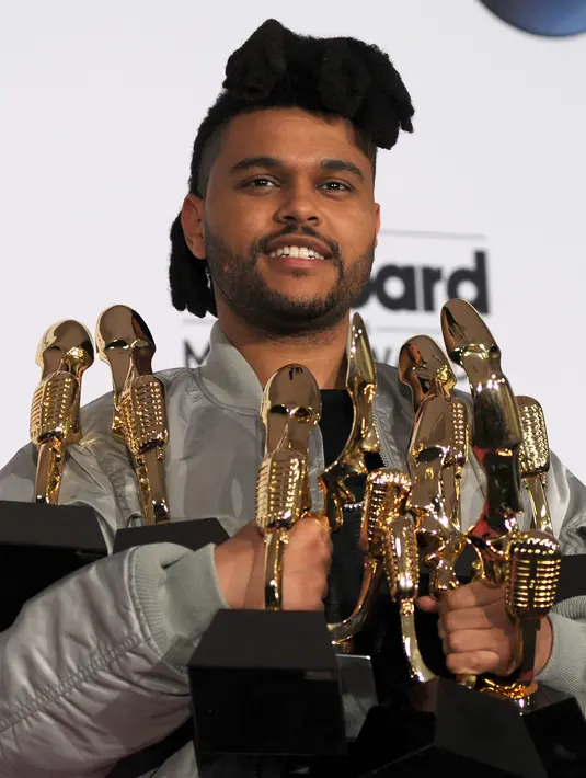 Solois pendatang baru, The Weeknd tuai prestasi di penghargaan musik bergengsi yakni Billboard Music Awards 2016. (AFP/Bintang.com)