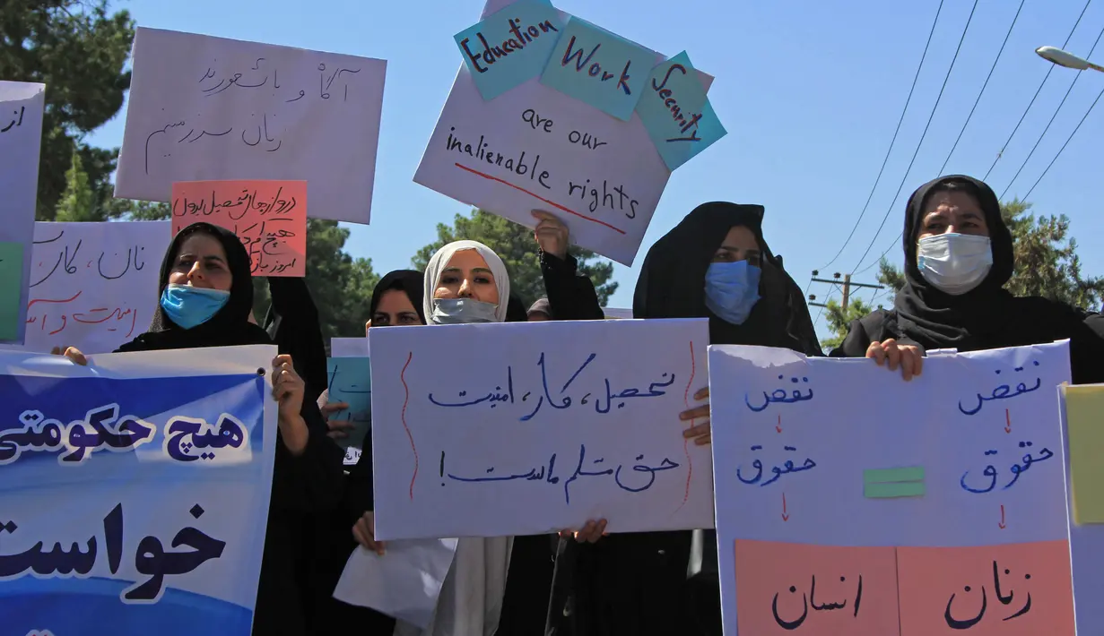 Aksi sekelompok wanita saat berunjuk rasa di Herat, Afghanistan, Kamis (2/9/2021). Para pengunjuk rasa mendesak Taliban menghormati hak-hak kaum perempuan, termasuk menempuh pendidikan. (AFP Photo)