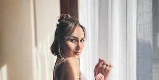 Kesan menawan begitu kuat pada desain halterneck dan pita panjang di punggung. [@sarawijayanto]