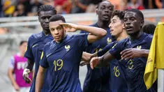 Timnas Prancis U-17 memastikan diri lolos ke babak 16 Besar Piala Dunia U-17 2023 dengan status juara grup setelah pada laga ketiga Grup E sukses menekuk Timnas Amerika Serikat dengan skor 3-0 di Jakarta International Stadium, Jakarta Utara, Sabtu (18/11/2023) malam WIB. Ketiga gol Timnas Prancis U-17 dicetak lewat brace Joan Tincres pada masa injury time babak pertama dan pada menit ke-82, ditambah satu gol dari Bastien Meupiyou pada menit ke-86. Dengan hasil ini Timnas Ptrancis U-17 mengoleksi poin sempurna, 9, hasil sapu bersih 3 kemenangan. Sementara itu meski kalah, Timnas Amerika Serikat yang menghuni posisi kedua dengan 6 poin juga memastikan lolos ke babak 16 Besar mendampingi Prancis. (Bola.com/Bagaskara Lazuardi)