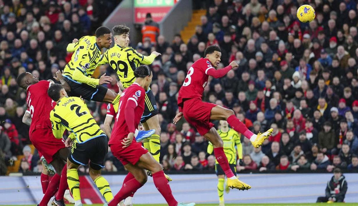 Pemain Arsenal, Gabriel Magalhaes, mencetak gol melalui tandukan kepala ke gawang Liverpool pada laga pekan ke-18 Premier League 2023/2024 di Stadion Anfield, Minggu (24/12/2023). Kedua tim bermain imbang 1-1. Arsenal tidak pernah menang di Anfield sejak 2013 lalu. (AP Photo/Jon Super)
