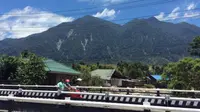 Bekas longsoran di Pegunungan Cycloop atau biasa dikenal dengan Robong Holo oleh masyarakat setempat yang menyebabkan banjir bandang Sentani pada Sabtu pekan lalu. (Liputan6.com/Katharina Janur)