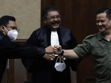 Terdakwa kasus suap penghapusan red notice Djoko Tjandra, Irjen (Pol) Napoleon Bonaparte (kanan) bersama kuasa hukumnya sesaat sebelum menjalani sidang lanjutan di Pengadilan Tipikor, Jakarta, Senin (8/2/2021). Sidang beragendakan mendengar keterangan terdakwa. (Liputan6.com/Helmi Fithriansyah)