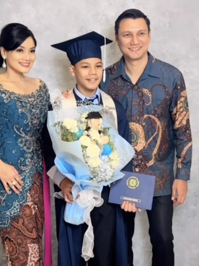 Titi Kamal di Wisuda Putranya yang Lulus SD. [@titi_kamall]