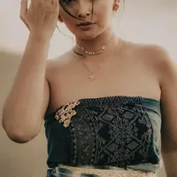 Ayushita baru saja melakukan sesi pemotretan di sebuah pantai di Bali. Pemotretan ini adalah sesinya untuk brand Tulola, dan memilih tema gadis Pulau Dewata. (Foto: Ayushita/ Instagram)
&nbsp;
&nbsp;