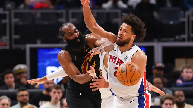 Cade Cunningham berduel dengan James Harden pada playoff NBA 2026