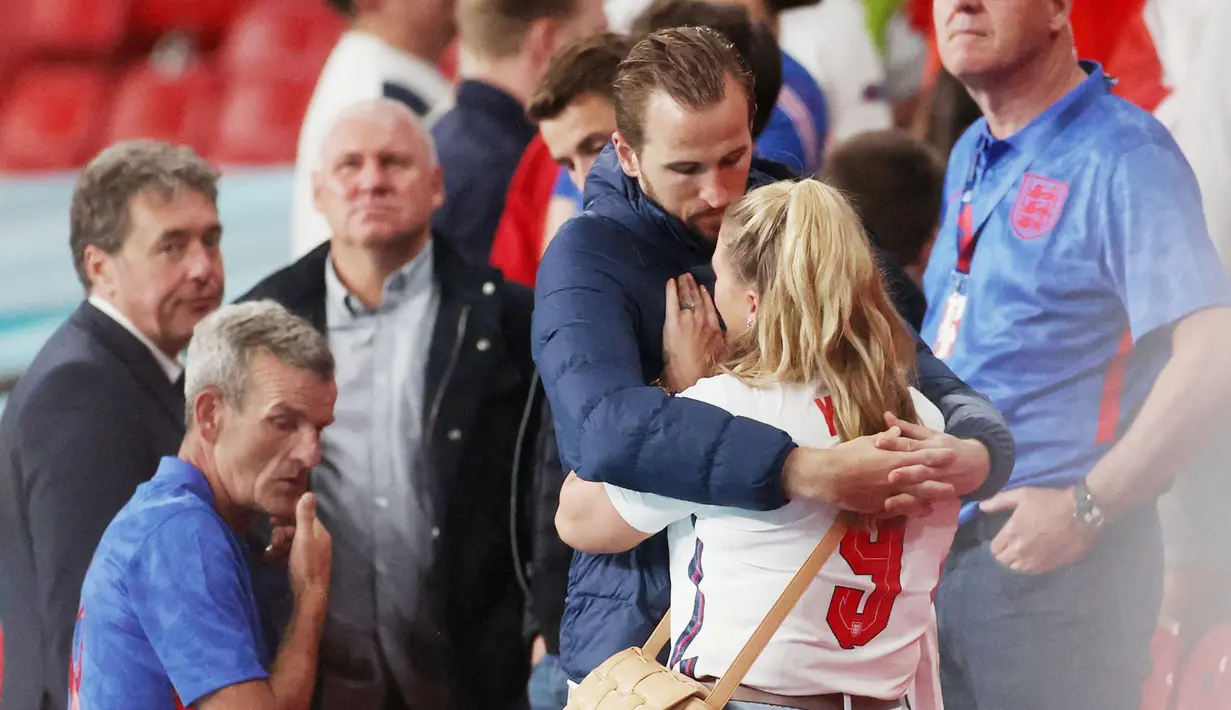 Kegagalan Timnas Inggris meraih trofi Euro 2020 usai ditaklukkan Italia membuat hati para suporter termasuk istri dari penyerang The Three Lions, Harry Kane, hancur lebur. (Foto:AFP/Carl Recine)