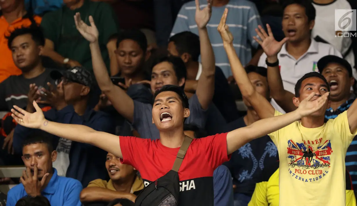 Suporter berteriak saat menyaksikan laga Indonesia melawan Qatar di Kejuaraan Voli Asia 2017 di GOR Tri Dharma, Gresik, Rabu (26/7). Indonesia unggul 3-2 (24-26, 14-25, 25-20, 25-21, 15-11). (Liputan6.com/Helmi Fithriansyah)