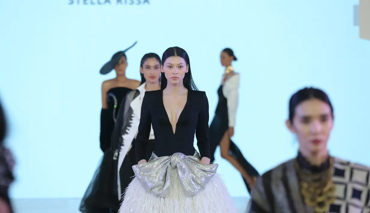 Dengan gaya dramatis, deretan desainer berhasil hadirkan gaya yang begitu berkarakter.  [Foto: Daniel Kampua]