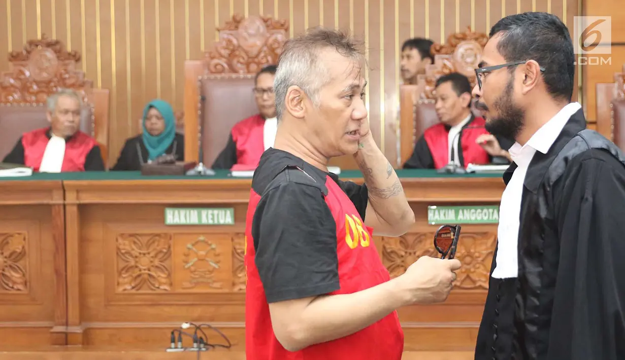 Aktor Tio Pakusadewo berbincang dengan kuasa hukumnya saat menjalani sidang lanjutan kasus narkoba di PN Jakarta Selatan, Kamis (7/6). Sidang ditunda karena hakim ketua berhalangan hadir. (Liputan6.com/Immanuel Antonius)