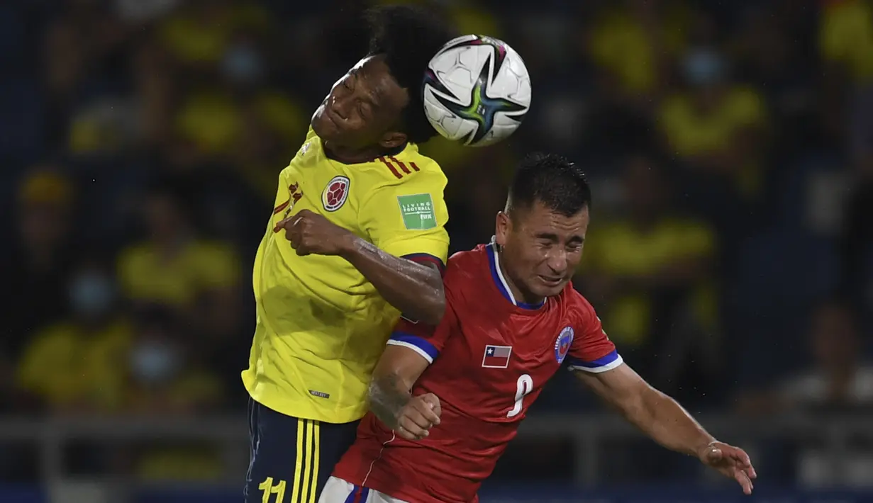 Gelandang Kolombia Juan Cuadrado berebut bola dengan gelandang Chile Jean Meneses pada lanjutan Kualifikasi Piala Dunia 2022 zona Amerika Selatan di Estadio Metropolitano Roberto Meléndez, Jumat (10/9/2021). Dua gol Miguel Borja memastikan Kolombia menang 3-1 atas Chile.  (Juan BARRETO/AFP)