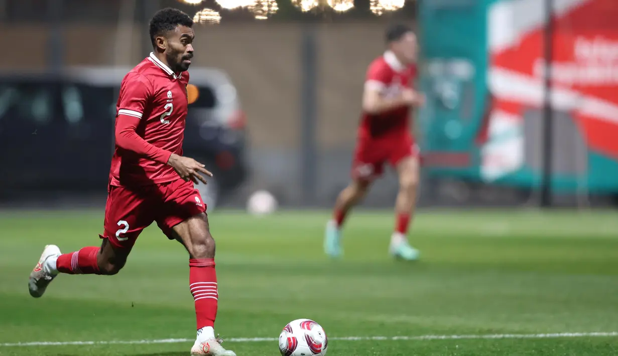 Gelandang Timnas Indonesia, Yakob Sayuri menguasai bola saat menghadapi Timnas Iran pada laga uji coba terakhir menjelang Piala Asia 2023 di Al Rayyan Training Ground, Qatar, Selasa (9/1/2023) malam WIB. Timnas Indonesia kalah 0-5 dari Timnas Iran. (Dok. PSSI)