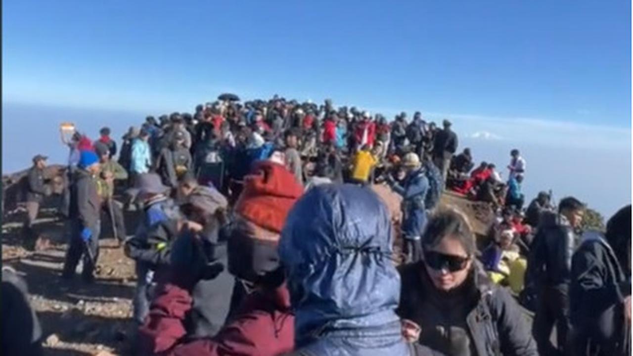 Tak Cuma Puncak, Potret Jalur Pendakian Gunung Ramai dan Macet