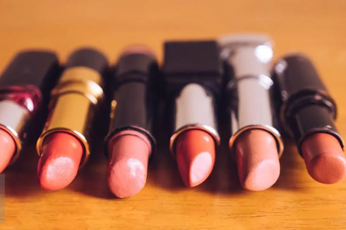Wanita, Ini 4 Jenis Produk Bibir yang Wajib Ada di Dalam Tas Anda