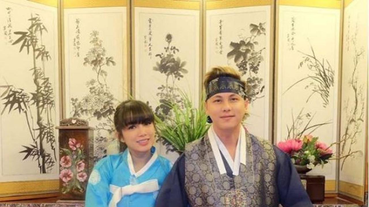 Andhika Bersama Istrinya, Ussy Sulistiawaty