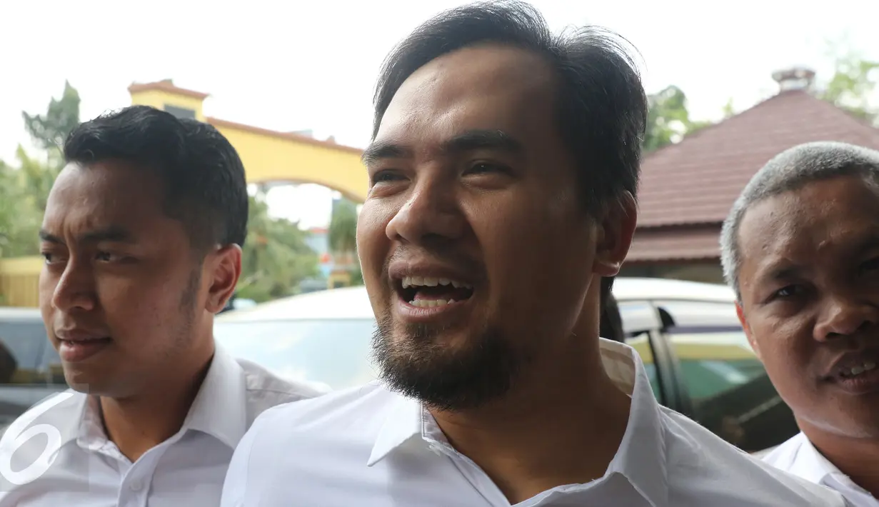 Pedangdut sekaligus tersangka kasus pencabulan, Saipul Jamil alias Ipul tiba di Kejaksaan Negeri Jakarta Utara, Senin (4/4). Ipul tampak semringah ketika berjumpa dengan awak media yang menunggunya di depan pintu Kejaksaan. (Liputan6.com/Herman Zakharia)