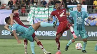 Duel sengit antara PSBS Biak melawan PSM Makassar pada pekan kedua BRI Liga 1 2024/2025 di Stadion I Wayan Dipta, Gianyar, Jumat (16/8/2024). (Bola.com/Dok PSBS Biak)