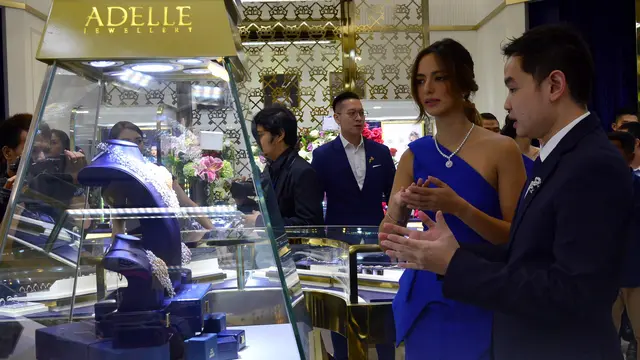 Nia Ramadhani menjajal koleksi berlian Adelle Jewellery (ist)