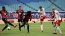 Pemain RB Leipzig, Patrik Schick, mencetak gol ke gawang Hertha Berlin pada laga  Bundesliga di Red Bull Arena, Rabu (27/5/2020). Kedua tim bermain imbang 2-2. (AP/Alexander Hassenstein)