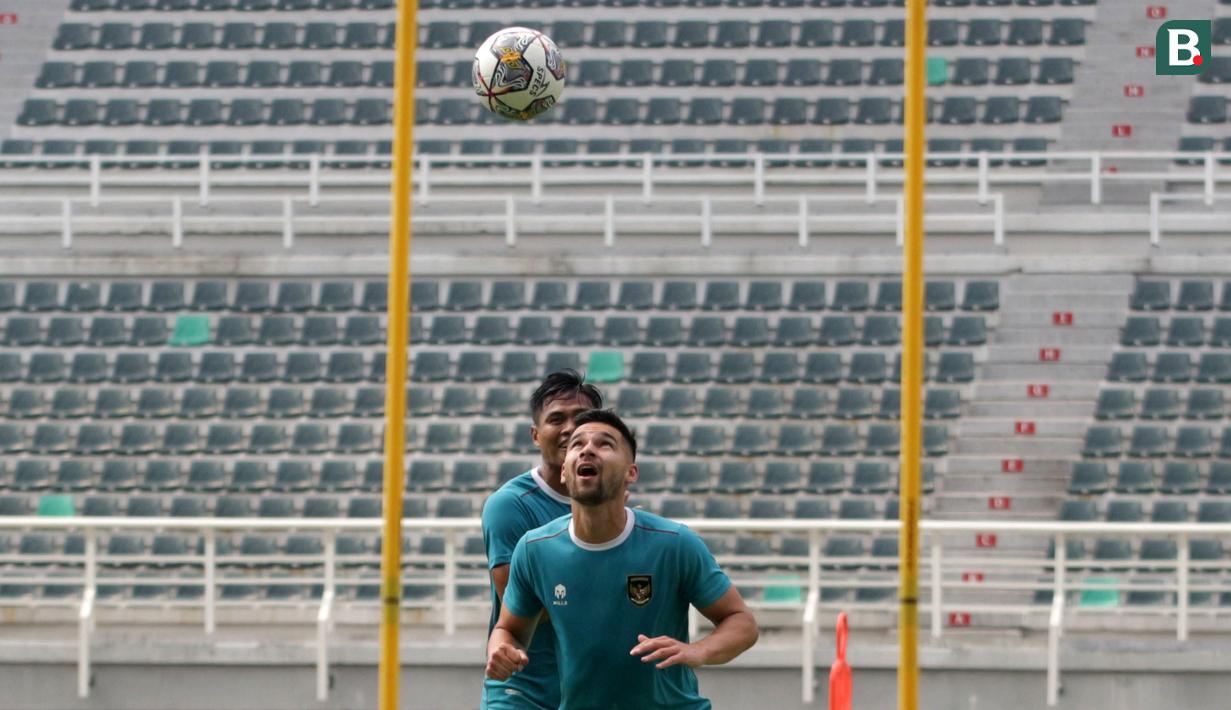 Pemain Timnas Indonesia, Sandy Walsh melakukan latihan resmi menjelang laga FIFA Matchday melawan Palestina di Stadion Gelora Bung Tomo (GBT), Surabaya, (6/6/2023). Hanya ada 8 pemain yang mengikuti sesi tersebut. Mereka adalah Sandy Walsh, Andy Setyo, Rafael Struick, Ivar Jenner, Syahrul Trisna, Dendy Sulistyawan, Fachruddin Aryanto, dan Dimas Drajad. (Bola.com/Wahyu Pratama)