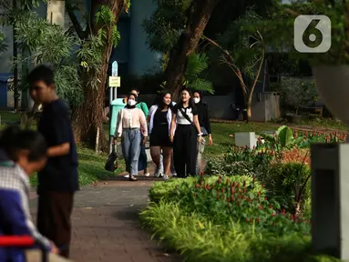 Warga bermain di Taman Situ Lembang, Menteng, Jakarta, Rabu (26/7/2023). (Liputan6.com/Angga Yuniar)