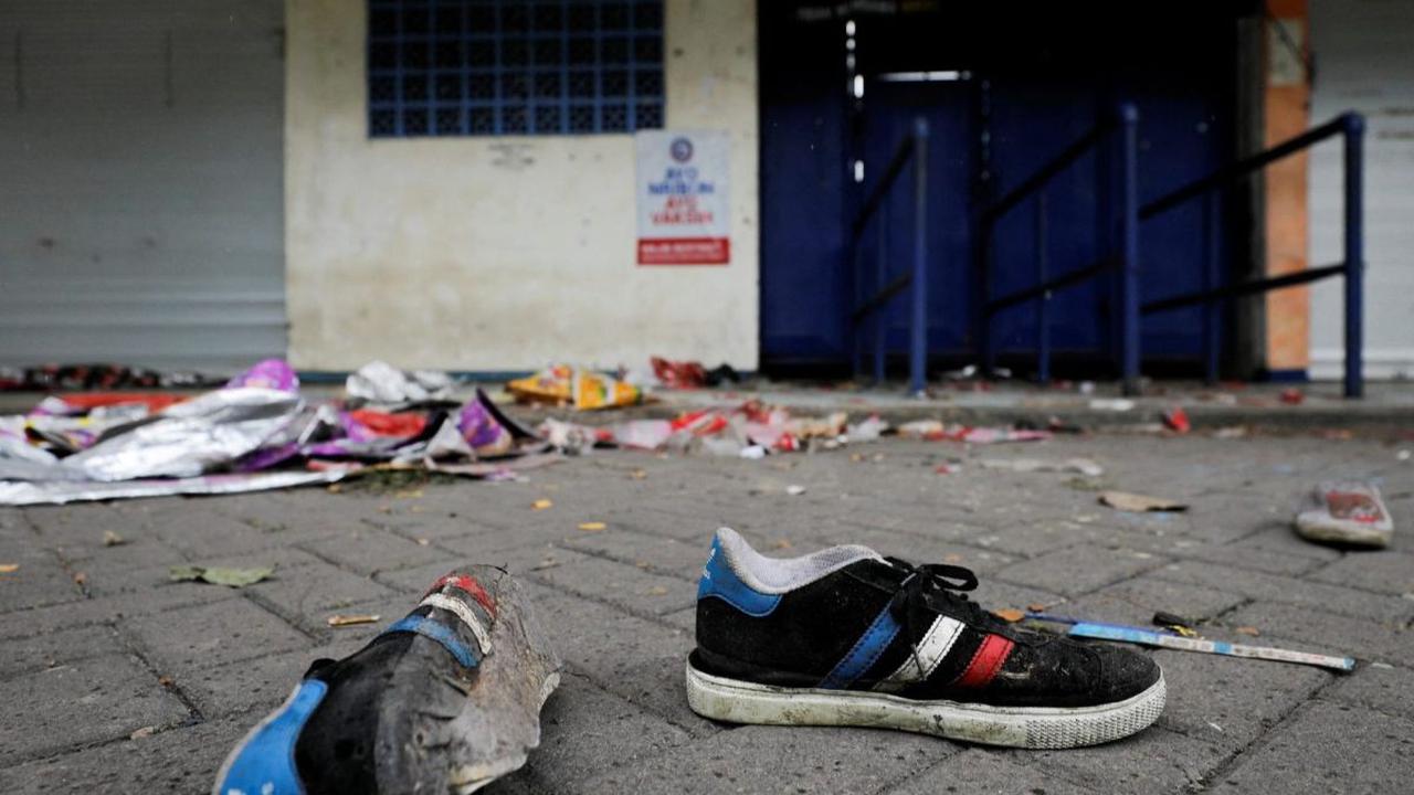 Begitu juga dengan barang-barang milik para korban seperti sepatu banyak berserakan di pintu keluar maut tersebut.<br>