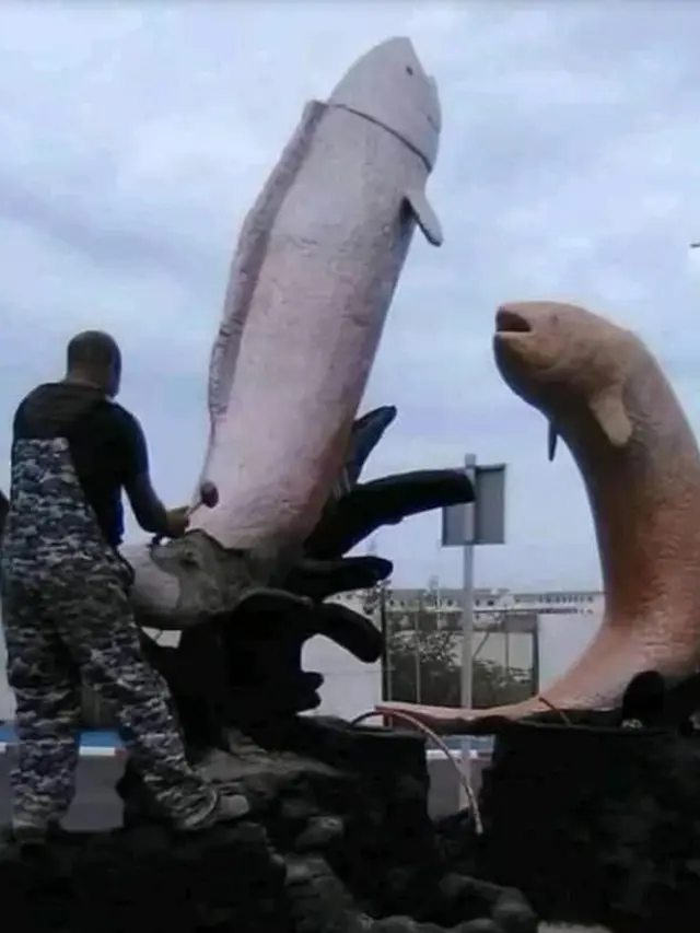 Diklaim Mirip Alat Kelamin, Patung Dua Ikan Ini Akhirnya Dihancurkan
