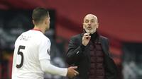 Pelatih AC Milan, Stefano Pioli menginstruksikan bek Diogo Dalot saat bertanding melawan Manchester United pada pertandingan leg pertama babak 16 besar Liga Europa di Old Trafford, Inggris, Jumat (12/3/2021). Hasil ini penting bagi AC Milan dalam format duel dua leg. (AP Photo/Dave Thompson)