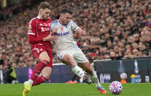 Pemain Liverpool, Conor Bradley (kiri), berebut bola dengan kapten Aston Villa, John McGinn, dalam pertandingan Liga Inggris di Anfield, Inggris, Minggu,&nbsp;2 November 2025. (AP Photo/Jon Super)