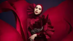 Di tengah proses perceraiannya dengan Teuku Ryan, sosok Ria Ricis tetap disibukan dengan segudang aktivitasnya. Mulai dari travelling, membuat konten, hingga jalani pemotretan. Beberapa waktu belakangan ini pun film yang dibintanginya sempat menjadi sorotan yaitu film horor berjudul Kiblat yang dikabarkan bakal diboikot. (Liputan6.com/IG/@riaricis1795)