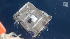 Serpihan pesawat Lion Air JT 610 mengambang setelah jatuh di laut utara Tanjung Pakis, Jawa Barat, Senin (29/10). Pesawat Lion Air JT 610 yang jatuh di Karawang dinyatakan laik operasi. (Liputan6.com/Herman Zakharia)