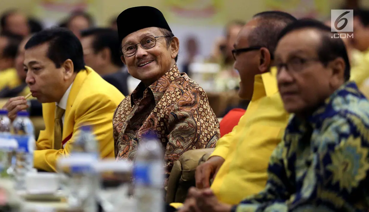 Presiden Ke-3 BJ Habibie saat menghadiri Seminar Nasional Partai Golkar, Jakarta, Kamis (19/10). Acara tersebut mengambil tema "Revitallisasi Ideologi Pancasila Sebagai Landasan Partai Golkar". (Liputan6.com/Johan Tallo)