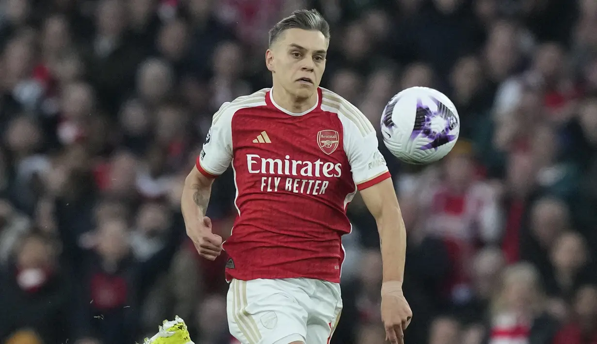 Leandro Trossard mencetak satu-satunya gol Arsenal di waktu normal, gol yang sangat penting dan memaksa pertandingan dilanjutkan ke adu penalti. Dia pun membuat beberapa umpan akurat untuk membuka peluang. (AP Photo/Frank Augstein)