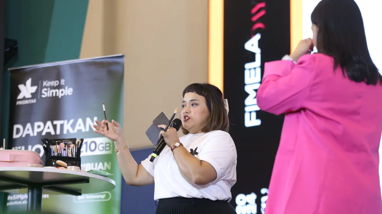 Tutorial Morning Glow Look dari MUA Lizzie Para, Makeup Sat Set untuk Kulit Kering di Fimela Day 2024