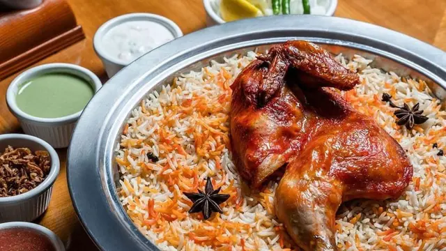 Kabsa adalah hidangan nasi yang dinikmati di seluruh Negara Teluk Semenanjung Arab, termasuk Oman