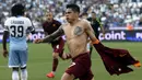 Penyerang AS Roma, Juan Iturbe melakukan selebrasi usai mencetak gol ke gawang Lazio pada laga liga Serie A italia di Stadion Olimpico, Itali, Selasa dini hari (26/5/2015). Lazio menyerah 0-1 dari AS Roma. (Reuters/Alessandro Bianchi)