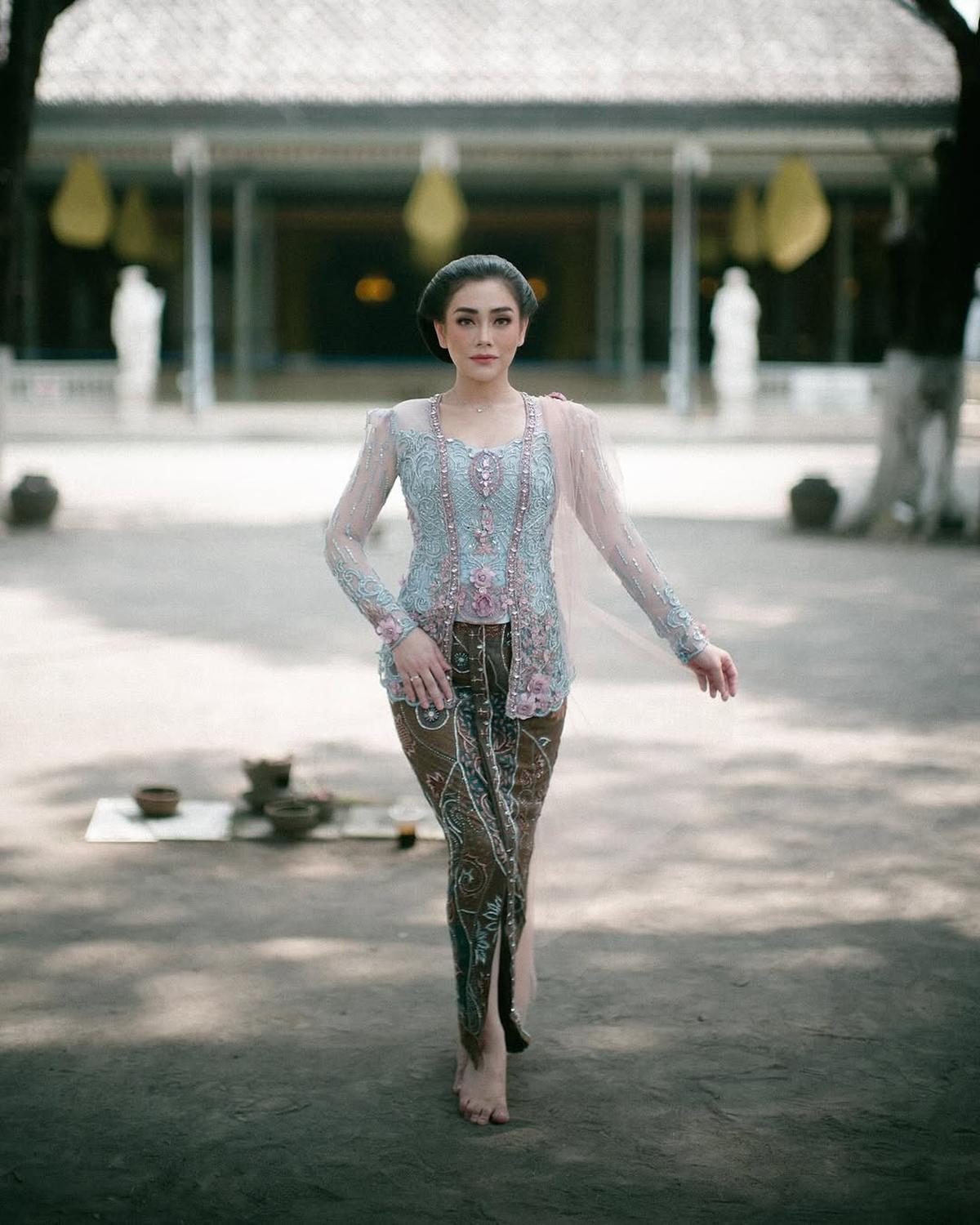 Inspirasi Model Kebaya Modern ala Celine Evangelista, Padukan Kecantikan Adat dan Pesona Bidadari