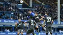Striker Everton, Wayne Rooney, duel udara dengan para pemain Hajduk Split pada leg I play-off Liga Europa di Stadion Goodison Park, Jumat (18/8/20127). Everton menang 2-0 atas Hajduk Split. (AFP/Oli Scarff)