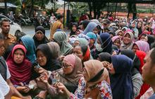 FOTO: Ada Operasi Pasar di Pinang, Emak-Emak Sampai Rela Panas-Panasan dan Mengantre Panjang Demi Beras Murah