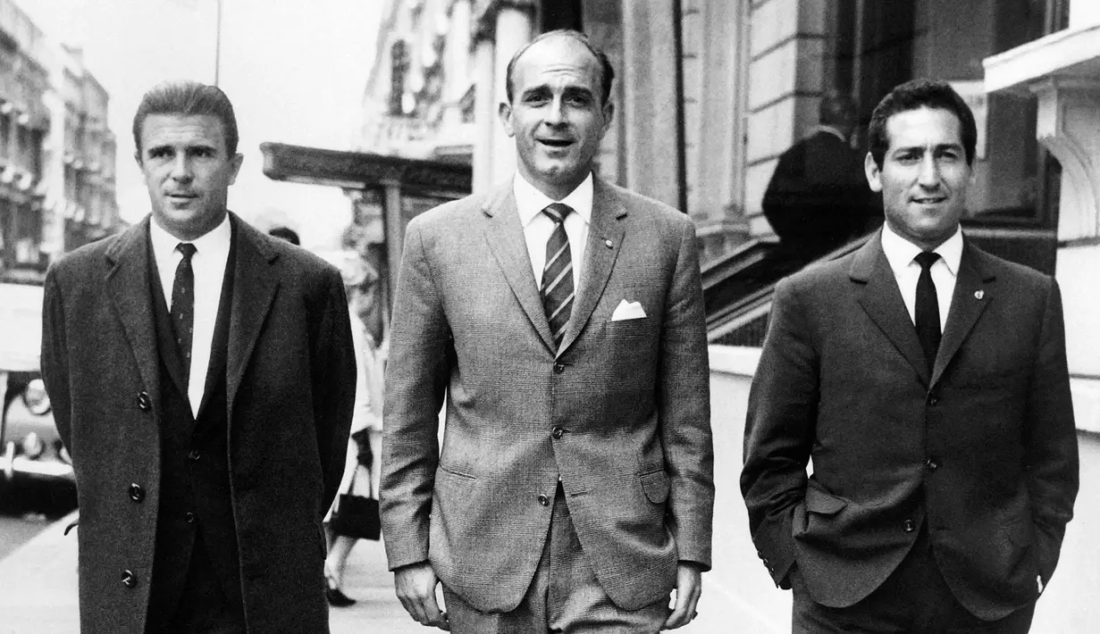 Alfredo Di Stefano (tengah), Ferenc Puskas (kiri), dan Francisco Gento (kanan) merupakan trio penyerang legendaris milik Real Madrid. Mereka bertiga telah menyumbangkan empat gelar La Liga dan dua gelar Piala Eropa dalam enam tahun. (Foto: AFP)