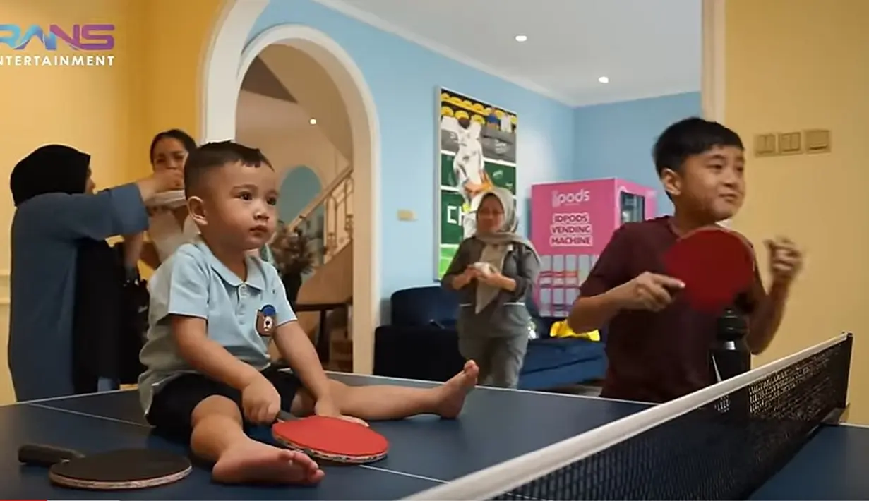 Nagita yang akan pergi menghampiri Lala yang masih memegang piring makanan Rafathar. Istri Raffi Ahmad itu minta disuapi oleh pengasuh anak pertamanya. Tentu, momen tersebut menarik perhatian netizen. [Youtube/Rans Entertainment]