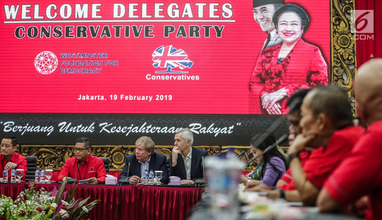 Sekjen DPP PDIP Hasto Kristiyanto (dua kanan) saat menerima kunjungan delegasi Partai Konservatif Inggris di Kantor DPP PDIP, Jakarta, Selasa (19/2). PDIP menilai ada kesamaan fenomena hoaks jelang Brexit dengan Pilpres 2019. (Liputan6.com/Faizal Fanani)
