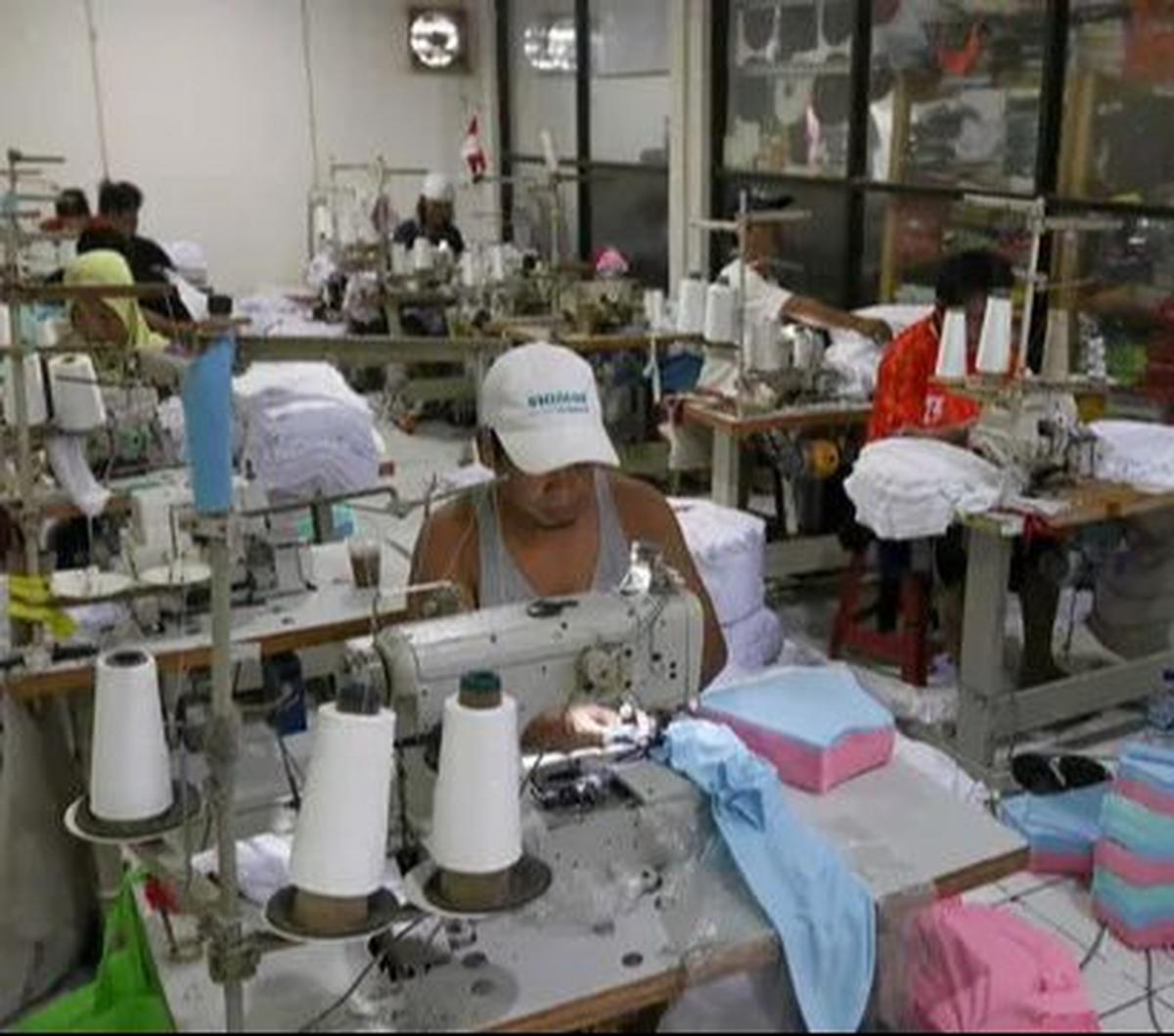 Sejumlah pekerja menyelesaikan pembuatan kaos di konveksi Sinergi Adv, Jakarta, Rabu (7/8/2024).&nbsp;Menurut Prama Tirta, pemilik usaha CV Sinergi Adv Nusantara, mengungkapkan bahwa beberapa pelaku usaha konfeksi mengeluhkan kelangkaan benang. Foto: Lipu