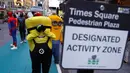 Karakter kartun Minions di tengah keramaian jalanan Times Square, New York, Selasa (21/6). Di sini banyak terdapat beraneka macam pengamen jalanan untuk menghibur pengunjung. (REUTERS/Lucas Jackson)